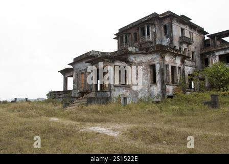 Les ruines du Bokor Palace Hotel & Casino à Bokor Hill Station, une station balnéaire française abandonnée, Kampot, Cambodge. Banque D'Images