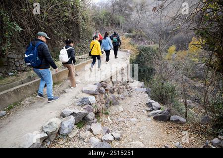 touristes marchant le chemin des cascades imlil imlil vallée imlil maroc Banque D'Images