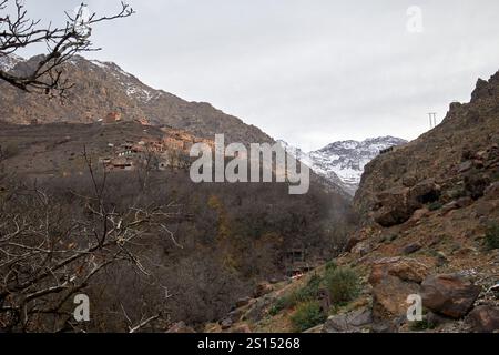 vue sur les montagnes altas enneigées depuis les hauteurs de la vallée du village imlil maroc Banque D'Images