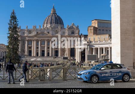 Des patrouilles d'application de la loi assurent la place Pierre pendant le Jubilé 2025, assurant la sécurité des foules de pèlerins, visiteurs, événements en cours. Rome, Italie Banque D'Images