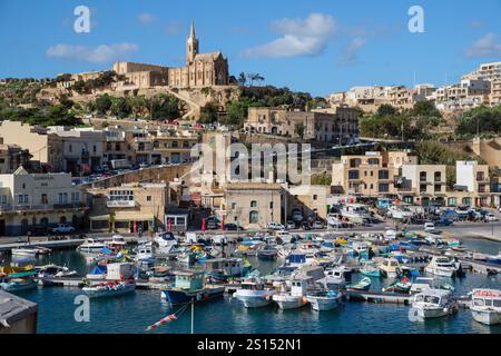 Port de Mġarr et église notre-Dame de Lourdes, Gozo, Malte Banque D'Images