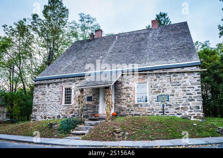 New Paltz, NY États-Unis - 15 octobre 2017 : domicile de la Société patriotique, historique et monumentale Huguenot sur la rue historique Huguenot dans le nord de New Yo Banque D'Images