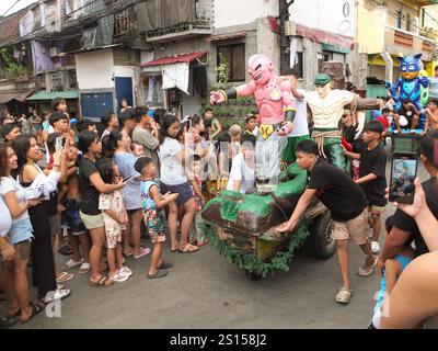 Malabon, Philippines. 31 décembre 2024. Dragon Ball personnage, Kid Buu effigie est poussé par de jeunes garçons. Les habitants de Barangay Tañong à Malabon organisent leur défilé annuel d'effigie la veille du nouvel an. Le défilé présente des effigies remplies de pétards. Crédit : SOPA images Limited/Alamy Live News Banque D'Images