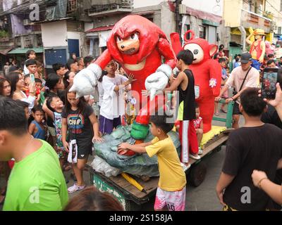 Malabon, Philippines. 31 décembre 2024. Knuckles L'effigie Echidna, est défilé sur la charrette pour ravir les enfants. Les habitants de Barangay Tañong à Malabon organisent leur défilé annuel d'effigie la veille du nouvel an. Le défilé présente des effigies remplies de pétards. Crédit : SOPA images Limited/Alamy Live News Banque D'Images