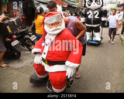 Malabon, Philippines. 31 décembre 2024. Une effigie du Père Noël est défilée dans les rues du Barangay Tañong pour charmer les enfants. Les habitants de Barangay Tañong à Malabon organisent leur défilé annuel d'effigie la veille du nouvel an. Le défilé présente des effigies remplies de pétards. (Photo Josefiel Rivera/SOPA images/SIPA USA) crédit : SIPA USA/Alamy Live News Banque D'Images