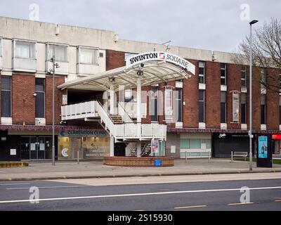 Swinton, Manchester, Royaume-Uni, 31-12-2024 : marches d'entrée vides à la place du quartier de Swinton avec une architecture rétro par temps nuageux. Banque D'Images