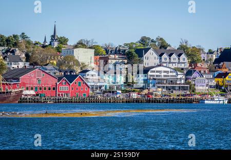 Front de mer de la ville colorée de Lunenburg, Nouvelle-Écosse Canada de l'autre côté du port de Lunenburg Banque D'Images