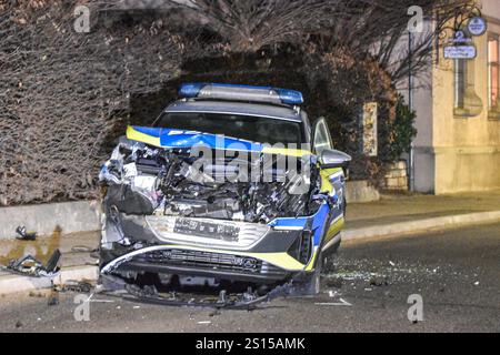 Tauberbischofsheim, Allemagne. 31 décembre 2024. Une voiture de police démolie est garée dans une rue. Un homme a volé une excavatrice à Grünsfeld, endommageant une entreprise de construction et une voiture de police et blessant trois policiers. Une porte-parole de la police a confirmé à la dpa que le conducteur avait été arrêté par un coup de feu et qu'il était mort sur place. Crédit : Fabian Koss/onw-images/dpa/Alamy Live News Banque D'Images