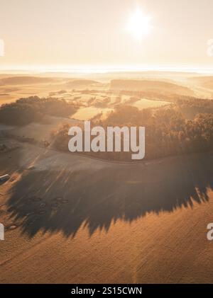 Vue aérienne d'une matinée ensoleillée sur un vaste paysage avec des champs et des arbres, quartier Gechingen de Calw, Forêt Noire, Allemagne, Europe Banque D'Images