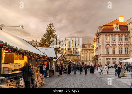 Prague, République tchèque - 19 décembre 2024 : marché de Noël sur la place de la vieille ville avec décorations de Noël et sapin de Noël Banque D'Images