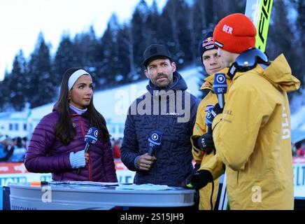 Garmisch Partenkirchen, Allemagne. 31 décembre 2024. Garmisch-Partenkirchen, Deutschland 31. Décembre 2024 : 73.internationale Vierschanzentournee, Skispringen, Herren, Weltcup, Garmisch-Partenkirchen, Olympia Skistadion, 4hills, Olympiaschanze, qualification Lea Wagner, Moderatorin, ARD, Sportschau, Kopf, Oberkörper mit Mikrofon mit Sven Hannawald, ehemaliger Skispringer, TV Experte ARD, Kopf, Oberkörper BEI einer Livesendung Sportschau Credit : dpa/Alamy Live News Banque D'Images