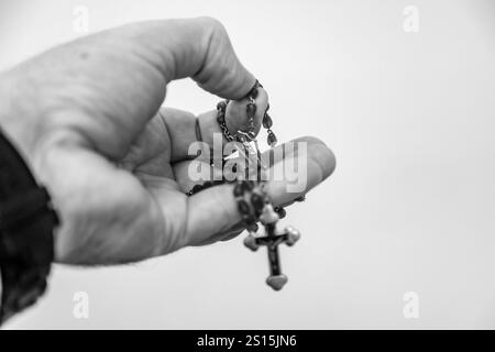 Photo créative d'un chapelet catholique avec rubis rouge ​​beads Banque D'Images