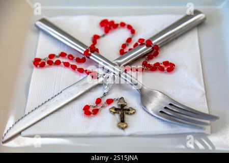 Photo créative d'un chapelet catholique avec rubis rouge ​​beads Banque D'Images