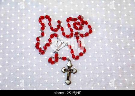 Photo créative d'un chapelet catholique avec rubis rouge ​​beads Banque D'Images