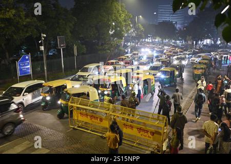 New Delhi, Inde. 31 décembre 2024. NEW DELHI, INDE - DÉCEMBRE 31 : la police de Delhi barricade le cercle intérieur de Connaught place pour des raisons de sécurité lors de la célébration du nouvel an le 31 décembre 2024 à New Delhi, Inde. (Photo de Raj K Raj/Hindustan Times/Sipa USA ) crédit : Sipa USA/Alamy Live News Banque D'Images