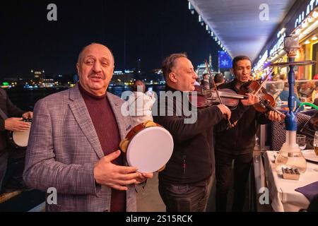 Istanbul, Turkiye. 31 décembre 2024 : ISTANBUL, TURQUIE - 31 DÉCEMBRE 2024 : sur la péninsule historique d'Istanbul, l'emblématique pont de Galata a pris vie avec les gens célébrant le nouvel an au rythme de la musique. La ville a accueilli 2025 personnes avec des foules jubilantes remplissant ses principales places et avenues. Crédit : ZUMA Press, Inc/Alamy Live News Banque D'Images