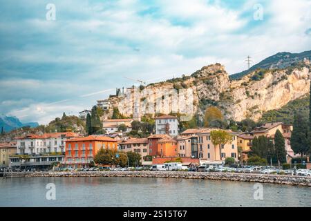 lac, italie, lac de garde, région lacustre, lago di garda, eau, pittoresque, belle, montagnes, italien, ville, voyage, tourisme, vacances, historique, limone, Banque D'Images