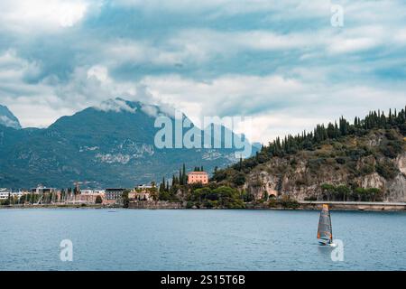 lac, italie, lac de garde, région lacustre, lago di garda, eau, pittoresque, belle, montagnes, italien, ville, voyage, tourisme, vacances, historique, limone, Banque D'Images