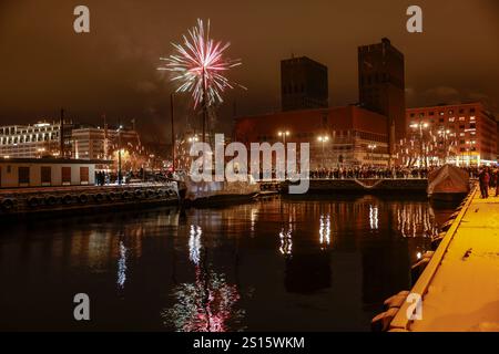 Oslo, Norvège. 31 décembre 2024. Oslo 20241231. La municipalité d'Oslo sonne pour la nouvelle année avec un spectacle de lumière laser de l'hôtel de ville, la veille du nouvel an 2024 à 2025. Photo : Jonas Been Henriksen/NTB crédit : NTB/Alamy Live News Banque D'Images