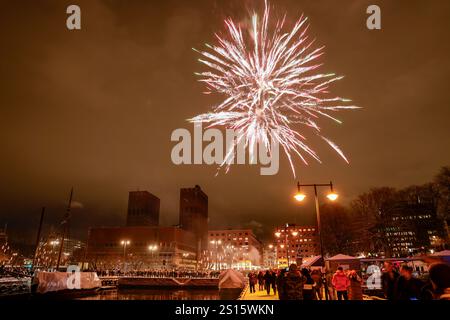 Oslo, Norvège. 31 décembre 2024. Oslo 20241231. La municipalité d'Oslo sonne pour la nouvelle année avec un spectacle de lumière laser de l'hôtel de ville, la veille du nouvel an 2024 à 2025. Photo : Jonas Been Henriksen/NTB crédit : NTB/Alamy Live News Banque D'Images