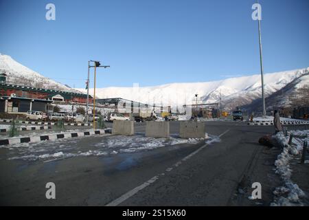 Srinagar, Inde. 31 décembre 2024. Des véhicules s'arrêtent sur la route nationale Srinagar-Jammu après de nouveaux glissements de terrain à Sherbibi dans le district de Ramban, Jammu-et-Cachemire. La circulation des véhicules sur l'autoroute a été suspendue en raison du renversement de pierres de tir. (Photo de Nisar ul Haq Allaie/Pacific Press) crédit : Pacific Press Media production Corp./Alamy Live News Banque D'Images