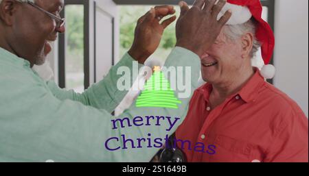 Image de texte de voeux de noël sur des amis divers seniors souriants dans des chapeaux de père noël à noël Banque D'Images