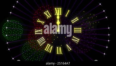 Image de l'horloge montrant minuit et feux d'artifice explosant sur fond noir Banque D'Images