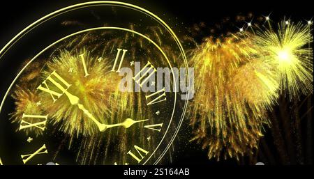 Image de l'horloge montrant minuit et feux d'artifice explosant sur fond noir Banque D'Images