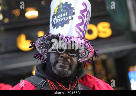 New York, États-Unis. 1er janvier 2025. New York, New York, États-Unis. 31 décembre 2024. Times Square avec des milliers de fêtards qui se préparent à célébrer le nouvel an à New York. Cet événement emblématique a accueilli la nouvelle année avec des lumières éblouissantes, des confettis et des mesures de sécurité renforcées. Crédit : ZUMA Press, Inc/Alamy Live News Banque D'Images
