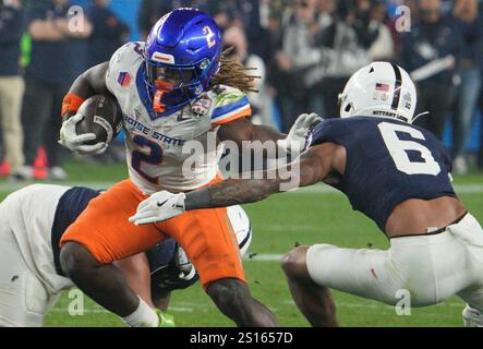 Glendale, États-Unis. 31 décembre 2024. Boise State Running back Ashton Jeanty (2) bras droits sécurité Penn State Zakee Wheatley (6) dans le troisième quart-temps du VRBO Fiesta Bowl au State Farm Stadium de Glendale, Arizona, le mardi 31 décembre 2024. Penn State a battu Boise State 31-14 et s'est avancé en demi-finale des Playoff de football universitaire Photo de Bob Strong/UPI crédit : UPI/Alamy Live News Banque D'Images