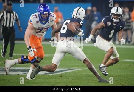 Glendale, États-Unis. 31 décembre 2024. Sécurité de Penn State Zakee Wheatley (6) retourne le ballon après avoir effectué une interception contre Boise State dans le troisième quart-temps du VRBO Fiesta Bowl au State Farm Stadium de Glendale, Arizona, mardi 31 décembre 2024. Penn State a battu Boise State 31-14 et s'est avancé en demi-finale des Playoff de football universitaire Photo de Bob Strong/UPI crédit : UPI/Alamy Live News Banque D'Images