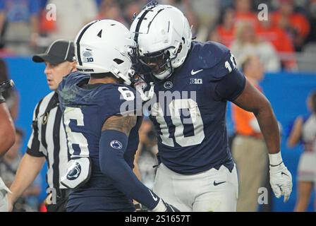 Glendale, États-Unis. 31 décembre 2024. Nicholas Singleton (10 ans) célèbre avec le receveur Harrison Wallace III (6 ans) après avoir marqué sur un touchdown de 58 yards contre Boise State dans le quatrième quart-temps du VRBO Fiesta Bowl au State Farm Stadium de Glendale, Arizona, le mardi 31 décembre 2024. Penn State a battu Boise State 31-14 et s'est avancé en demi-finale des Playoff de football universitaire Photo de Bob Strong/UPI crédit : UPI/Alamy Live News Banque D'Images