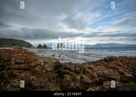 Superbe plage de Diguisit à Baler, Philippines. Il dispose d'une côte accidentée bordée de formations rocheuses et d'un paysage marin serein. La showca au premier plan Banque D'Images