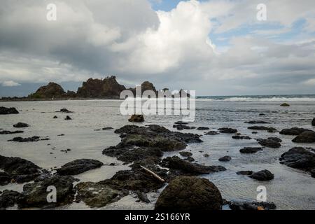 Superbe plage de Diguisit à Baler, Philippines. Il dispose d'une côte accidentée bordée de formations rocheuses et d'un paysage marin serein. La showca au premier plan Banque D'Images