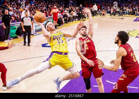 Los Angeles, Californie, États-Unis. 31 décembre 2024. AUSTIN Reaves #15 des Los Angeles Lakers affronte TY JEROME #2 des cavaliers de Cleveland lors d'un match de basket-ball NBA au Crypto.com Arena de Los Angeles. (Crédit image : © Ringo Chiu/ZUMA Press Wire) USAGE ÉDITORIAL SEULEMENT! Non destiné à UN USAGE commercial ! Banque D'Images