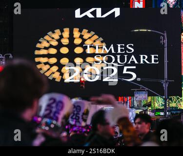 New York, États-Unis. 1er janvier 2025. Les fêtards accueillent 2025 à Times Square à New York, New York le 1er janvier 2025. (Photo de Gabriele Holtermann/Sipa USA) crédit : Sipa USA/Alamy Live News Banque D'Images