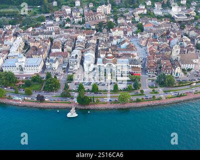 VUE AÉRIENNE. Ville d'Évian-les-bains sur les rives sud du lac Léman. Haute-Savoie, Auvergne-Rhône-Alpes, France. Banque D'Images