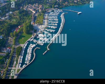 VUE AÉRIENNE. Port de plaisance de Thonon-les-bains sur les rives sud du lac Léman. Haute-Savoie, Auvergne-Rhône-Alpes, France. Banque D'Images