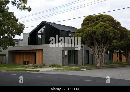 Extérieur d'une maison moderne presque complète au coin de deux rues de banlieue dans le Grand Melbourne Banque D'Images
