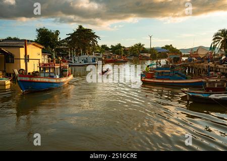 Chonburi, Thaïlande, 12 novembre 2022 : des bateaux de pêche ancrés le long du remblai où les travailleurs préparent l’équipement pour la prochaine capture. Banque D'Images