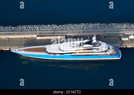 VUE AÉRIENNE. Mégayacht ostentatoire amarré le long d'un quai dans le Vieux Port de Cannes. Côte d'Azur, Provence-Alpes-Côte d'Azur, France. Banque D'Images