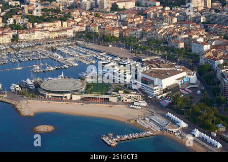 VUE AÉRIENNE. Palais des Festivals et des conférences (siège du Festival de Cannes) et le Vieux Port. Cannes, Côte d'Azur, France. Banque D'Images