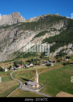 VUE AÉRIENNE. Ceillac, Hautes-Alpes, Provence-Alpes-Côte d'Azur, France. Banque D'Images