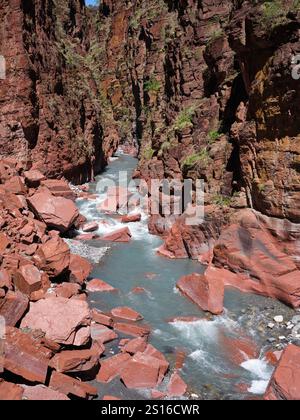 Le fleuve Var photographié du fond d'une gorge profonde et étroite. Daluis gorge est situé dans l'arrière-pays de la Côte d'Azur. Banque D'Images