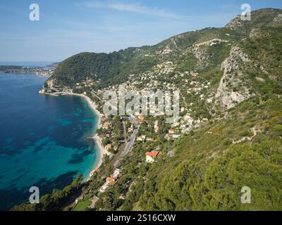 Ville pittoresque d'Eze-bord-de-mer sur les rives de la Côte d'Azur. Alpes-Maritimes, Provence-Alpes-Côte d’Azur, France. Banque D'Images
