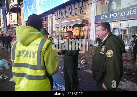 New York, États-Unis. 31 décembre 2024. Les travailleurs du Département de l'assainissement de la ville de New York (DSNY) font un exposé à Times Square. Après la traditionnelle célébration du compte à rebours et le lancement de la balle emblématique à Times Square, The Aftermath révèle une scène parsemée de restes de confettis et de débris jetés. Rapidement après les festivités, le département de l'assainissement de la ville de New York (DSNY) mobilise une équipe dédiée de travailleurs de nettoyage pour s'attaquer rapidement à la tâche gigantesque de restaurer Times Square dans son état intact. Crédit : SOPA images Limited/Alamy Live News Banque D'Images