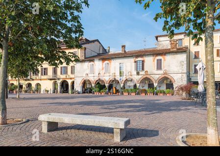 Lac majeur, Arona, Italie. Ville touristique sur le lac majeur, rive du Piémont. Centre historique surplombant le lac Banque D'Images