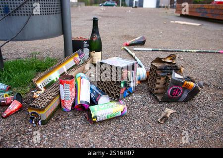 Leipzig - Massenweise Müll nach Silvester-Feuerwerk : Stadtreinigung seit Stunden im Großeinsatz 01.01.2025 gegen 11 Uhr Stadtgebiet Leipzig Nach den Silvesterfeierlichkeiten sind Leipzigs Straßen wie auch in den vergangenen Jahren schon mit Feuerwerksresten und Müll übersät. Besonders an den Hauptstraßen und Beliebten Treffpunkten wie dem Augustusplatz und der Karl-Liebknecht-Straße sind die Spuren des Jahreswechsels deutlich sichtbar. Auch am Connewitzer Kreuz mussten viele Brandreste entsorgt werden. Die Stadtreinigung ist seit der Nacht im Großeinsatz. Einige Mitarbeiter der Stadtreinigung Banque D'Images