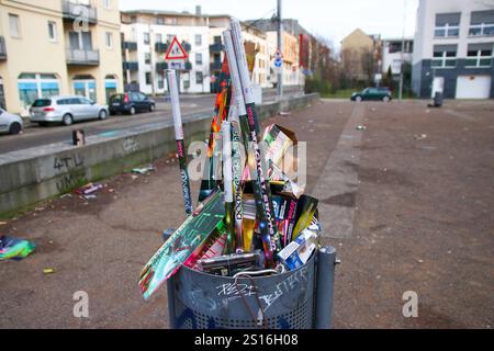 Leipzig - Massenweise Müll nach Silvester-Feuerwerk : Stadtreinigung seit Stunden im Großeinsatz 01.01.2025 gegen 11 Uhr Stadtgebiet Leipzig Nach den Silvesterfeierlichkeiten sind Leipzigs Straßen wie auch in den vergangenen Jahren schon mit Feuerwerksresten und Müll übersät. Besonders an den Hauptstraßen und Beliebten Treffpunkten wie dem Augustusplatz und der Karl-Liebknecht-Straße sind die Spuren des Jahreswechsels deutlich sichtbar. Auch am Connewitzer Kreuz mussten viele Brandreste entsorgt werden. Die Stadtreinigung ist seit der Nacht im Großeinsatz. Einige Mitarbeiter der Stadtreinigung Banque D'Images