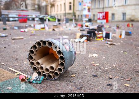 Leipzig - Massenweise Müll nach Silvester-Feuerwerk : Stadtreinigung seit Stunden im Großeinsatz 01.01.2025 gegen 11 Uhr Stadtgebiet Leipzig Nach den Silvesterfeierlichkeiten sind Leipzigs Straßen wie auch in den vergangenen Jahren schon mit Feuerwerksresten und Müll übersät. Besonders an den Hauptstraßen und Beliebten Treffpunkten wie dem Augustusplatz und der Karl-Liebknecht-Straße sind die Spuren des Jahreswechsels deutlich sichtbar. Auch am Connewitzer Kreuz mussten viele Brandreste entsorgt werden. Die Stadtreinigung ist seit der Nacht im Großeinsatz. Einige Mitarbeiter der Stadtreinigung Banque D'Images